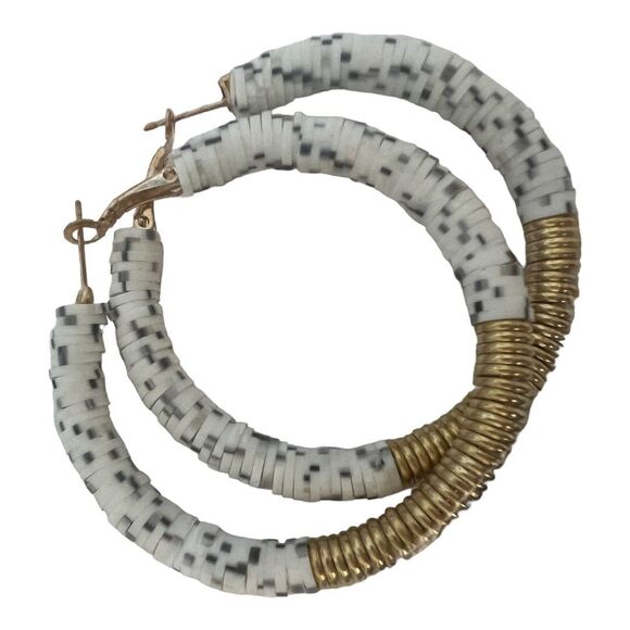 Black & White Speckled Beaded Hoop Earrings Goldtone Accents 2.5” Pierced New - Picture 2 of 8